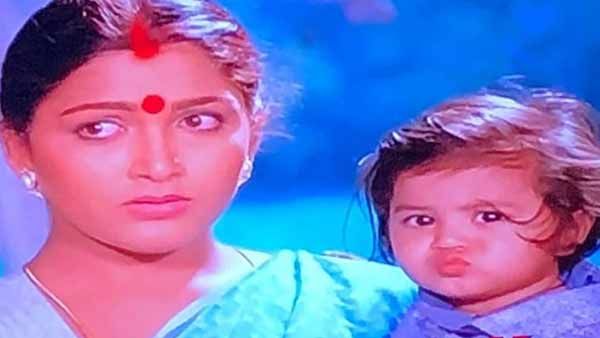 குஷ்பு இடுப்புல இருக்கிறது யார் தெரியுதா?