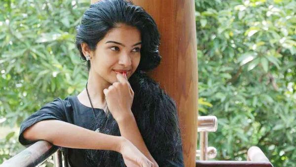 ஒல்லியா இருந்தாலும் நான் கில்லி மாதிரி.. கிறங்கடிக்கும் அரண்மனைக்கிளி ஜானு!