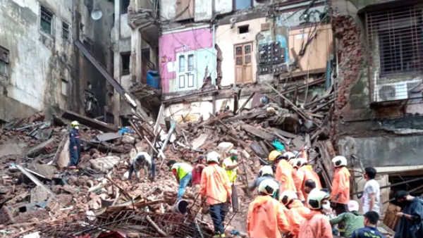 மும்பையில் அடுக்குமாடி கட்டிடங்கள் இடிந்து விழுந்ததில் 2 பேர் பலி- 20க்கும் மேற்பட்டோர் மீட்பு