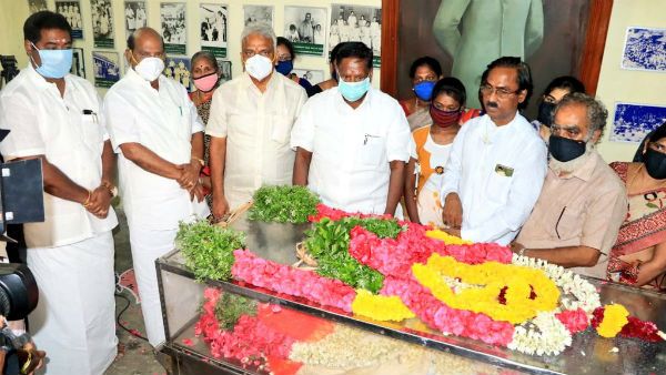 தமிழறிஞர் மன்னர் மன்னன் உடலுக்கு புதுவை முதல்வர் நாராயணசாமி அஞ்சலி - உடல் நல்லடக்கம்