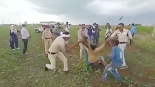 தலித் விவசாயிகளை லத்தியால் அடிக்கும் போலீசார்...கதறும் குழந்தைகள்...மபி கொடூரம்!!