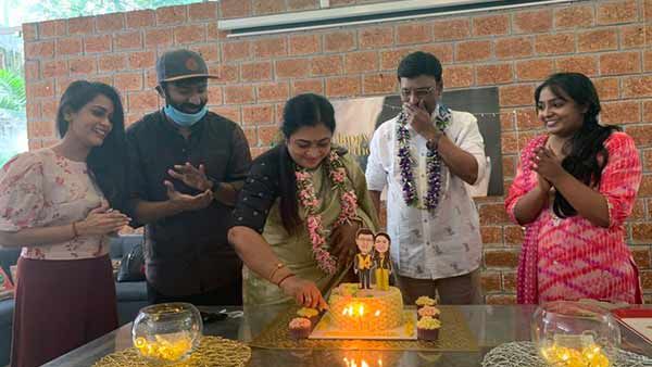 Kanmani: விஜிம்மாவுக்கு பிறந்த நாள்.. குவிஞ்சு போச்சு வாழ்த்துகள்.. மேடம் செம ஹேப்பிங்க!