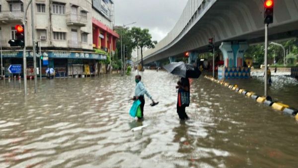 கன மழையால் வெள்ளத்தில் மிதக்கும் மும்பை.. பழைய கட்டிடங்கள் இடிந்துவிழ வாய்ப்பு- ஐஎம்டி எச்சரிக்கை