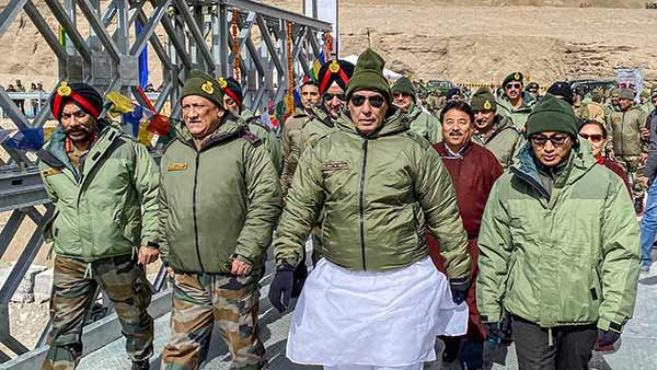 எல்லையில் பதற்றம்.. லடாக் விசிட்டை திடீரென ஒத்திவைத்த அமைச்சர் ராஜ்நாத்சிங்.. பரபரப்பு முடிவு!