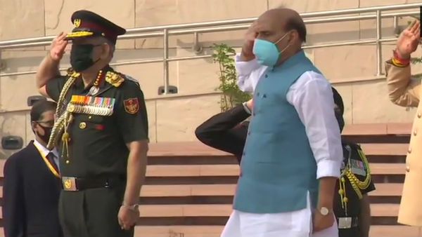 Kargil Vijay Diwas:கார்கில் போர் வெற்றி நினைவு நாள்.. பாதுகாப்பு துறை அமைச்சர் ராஜ்நாத் சிங் மரியாதை