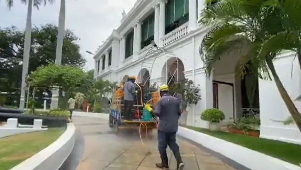 புதுச்சேரி ஆளுநர் மாளிகையும் தப்பவில்லை.. ஊழியருக்கு கொரோனா.. கிருமி நாசினி தெளிப்பு!!