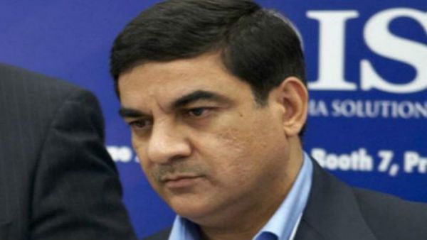 தலைமறைவு ஆயுத பேர வியாபாரி மீது சிபிஐ எப்ஐஆர் பதிவு.. பிரியங்கா கணவருக்கு சிக்கல்?