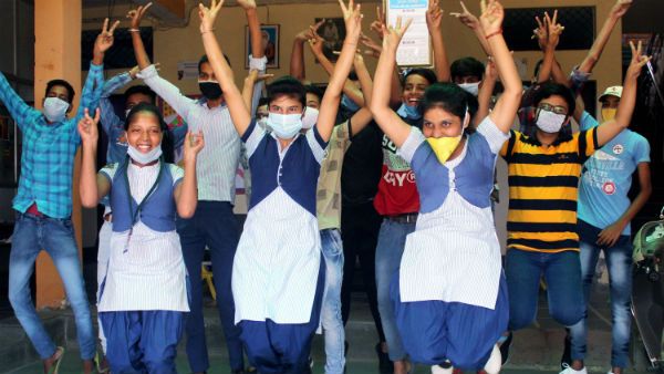 பிளஸ் 1 தேர்வு முடிவுகள்: முதலிடம் பிடித்த கோவை மாவட்ட மாணவர்கள் 98.10% பேர் தேர்ச்சி