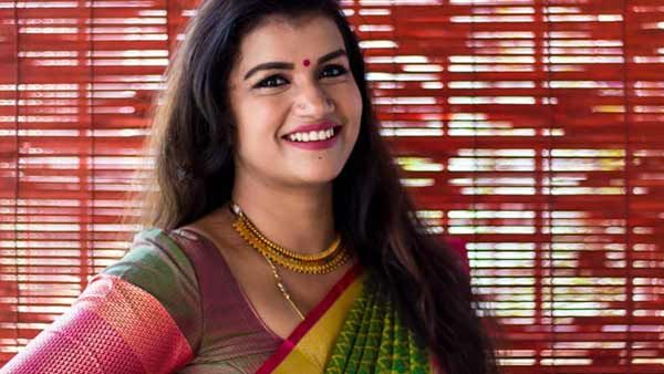 கணவர் காலில் ஏறிய ஸ்ரீதேவி.. உட்கார வேற இடமே இல்லையா ?