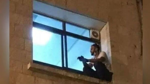 இறைவா என்ன கொடுமை இது.. தாயின் உயிரற்ற உடல்.. சுவர் ஏறி குதித்து.. ஏக்கத்துடன் பார்த்த மகன்!