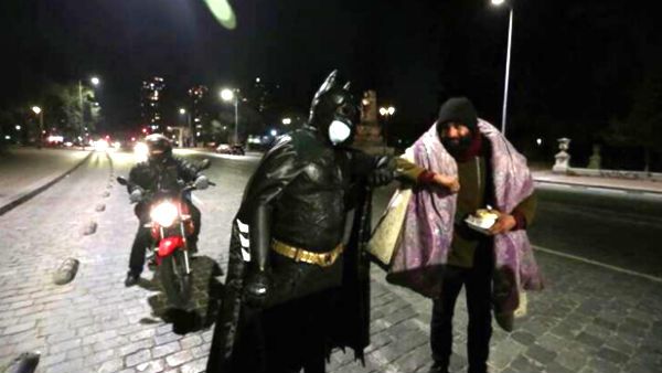 இந்த ‘பேட்மேன்’ ரொம்ப ரொம்ப குட்மேன்.. இரவு நேரங்களில் எப்படி ஒரு நல்ல காரியம் செய்கிறார் பாருங்கள்!