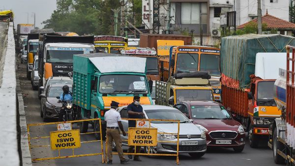 இ பாஸ் ஈசியானதால் சென்னையில் இருந்து செல்பவர்களும் சென்னைக்கு திரும்ப வருபவர்களும் அதிகரிப்பு