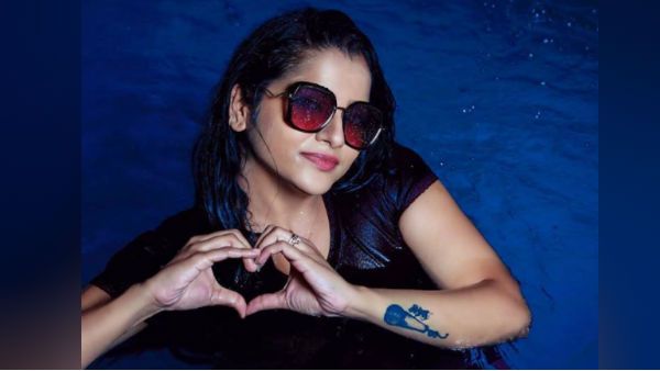 சித்ரா கையைப் பார்த்தீங்களா.. செமையா குத்திருக்காங்க பாருங்க!