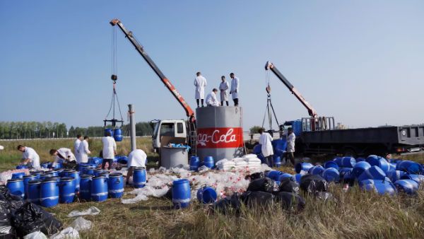 10,000 லிட்டர் கோகோ கோலா.. மொத்தமா குவிச்சு வச்சு.. வெடிக்க விட்டு.. ரஷ்யர் செய்த வெட்டி வேலை!