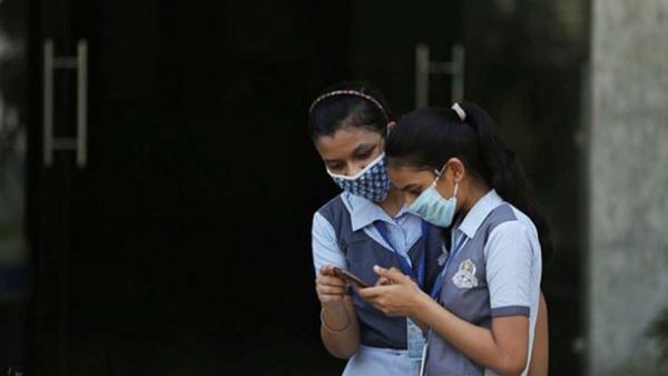 தமிழகத்தில் 10-ம் வகுப்பு தேர்வு முடிவுகள் வெளியானது- முதல் முறையாக மாணவ, மாணவியர் 100% தேர்ச்சி