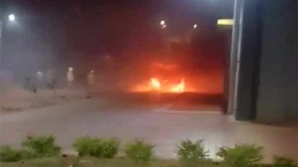 தென்காசி அரசு மருத்துவமனையில் கொரோனா நோயாளியுடன் தீப்பற்றி எரிந்த 108 ஆம்புலன்ஸ்!