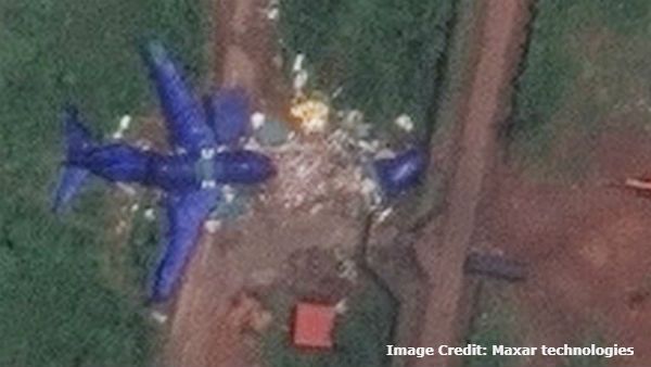 பார்க்கவே ஷாக்கா இருக்கு.. கோழிக்கோட்டில் விமானம் இப்படித்தான் உடைந்து கிடந்தது.. சாட்டிலைட் போட்டோ