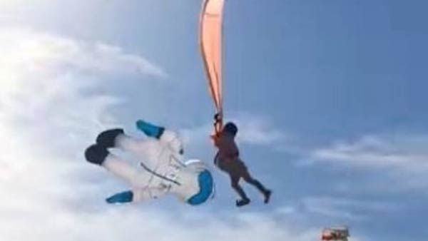 3 வயது சிறுமியைத் தூக்கிக் கொண்டு பறந்த காத்தாடி.. ஷாக்கான மக்கள்.. தைவான் திருவிழாவில் பரபரப்பு!