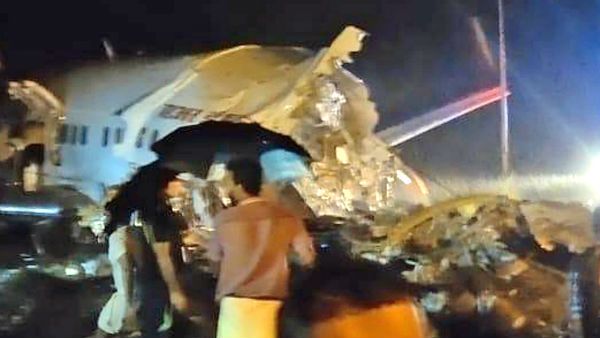 கோழிக்கோட்டில் விமானம் தரையிறங்கிய போது நொறுங்கி விபத்து.. 18 பேர் பலி.. 123 பேர் காயம்