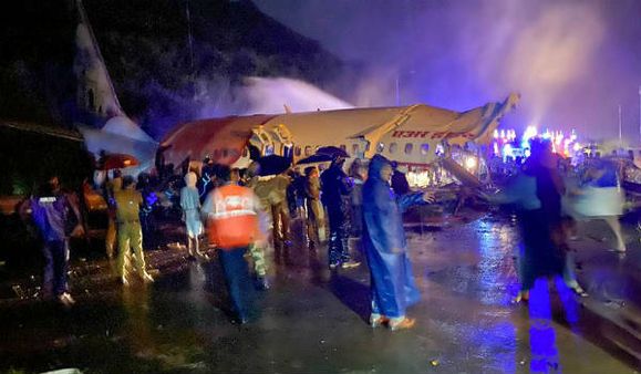 கேரளா கோழிக்கோடு விமான விபத்து.. அவசர உதவி எண்கள் அறிவிப்பு