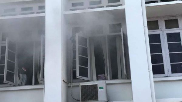 தங்க கடத்தல் புகார்.. கேரள தலைமைச்செயலகத்தில் திடீர் தீ விபத்து.. எதிர்க்கட்சிகள் சந்தேகம்!