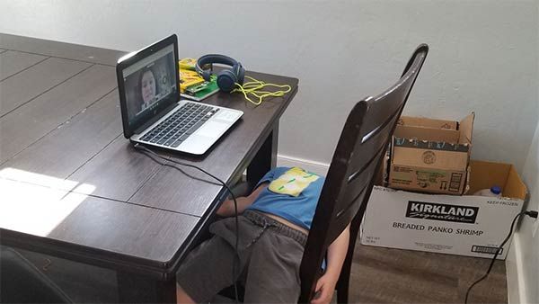 ஆன்லைன் வகுப்புனாலும்.. தாலாட்டு தாலாட்டு தான்.. ஆஹா என்னா அருமையா தூங்குறான் இந்தக் குட்டிப்பையன்!