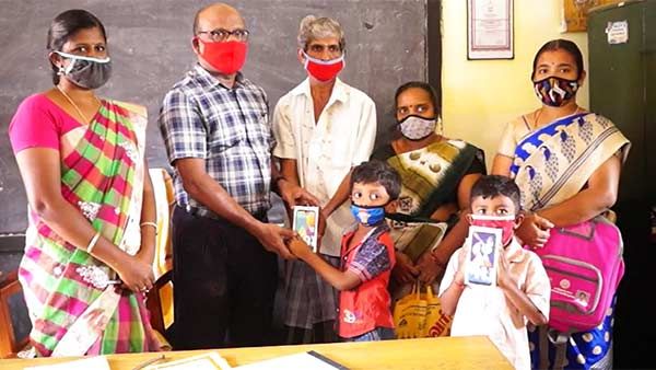 அரசு பள்ளிகளில் ஜரூர் மாணவர் சேர்க்கை- சொந்த செலவில் இலவச செல்போன் தருவதாக அறிவித்த தலைமை ஆசிரியர்