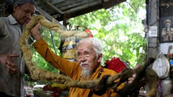 வெட்டுனா செத்துடுவோம்.. மரண பயத்தில் 80 வருசமா நீளமா முடி வளர்க்கும் 92 வயது தாத்தா!