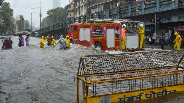 மும்பையின் கொலபாவில் கொட்டித் தீர்த்த மழை.. ஒரே நாளில் 331 மிமீ.. 46 ஆண்டுகள் கழித்து அதிக மழை பதிவு