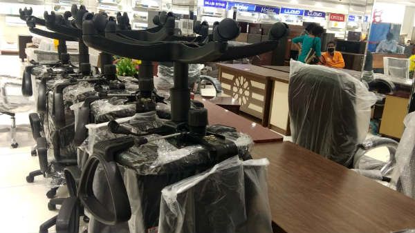 ஒர்க் பிரம் ஹோம் எதிரொலி.. கம்ப்யூட்டர் டேபிள், சேருக்கு செம கிராக்கி.. சூடுபிடிக்கும் விற்பனை