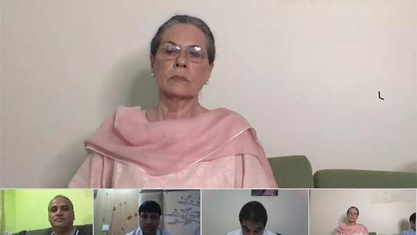 தலைவர் பதவியில் இருந்து விடுவிக்க வேண்டும்- செயற்குழுவில் சோனியா; மூத்த தலைவர்கள் மீது ராகுல் கோபம்