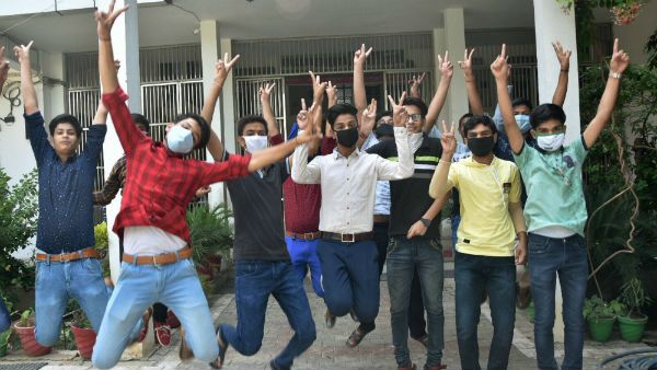 எஸ்எஸ்எல்சி தேர்வு வரலாற்றில் முதன்முறையாக மாணவிகளை முந்திய மாணவர்கள் - எல்லோரும் ஆல் பாஸ்