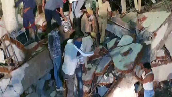 குஜராத்தில் 3 மாடி கட்டிடம் இடிந்து மூவர் பலி...10 பேர் இடிபாடுகளில் சிக்கினர்!!