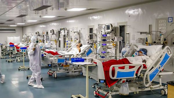 டிஸ்சார்ஜ் செய்யப்பட்ட கொரோனா நோயாளியின் படுக்கையில் புழுக்கள் .. கேரளாவில் பெரும் அதிர்ச்சி