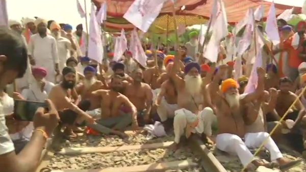 பஞ்சாபில் விவசாயிகள் போராட்டம் மேலும் 3 நாட்களுக்கு நீட்டிப்பு...மறியலால் போக்குவரத்து பாதிப்பு!!