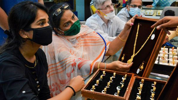 ஐப்பசியில் கல்யாணமா அடிச்சது ஜாக்பாட்... தங்கம் விலை பெரும் சரிவு.. நகை கடைகளில் குவியும் கூட்டம்