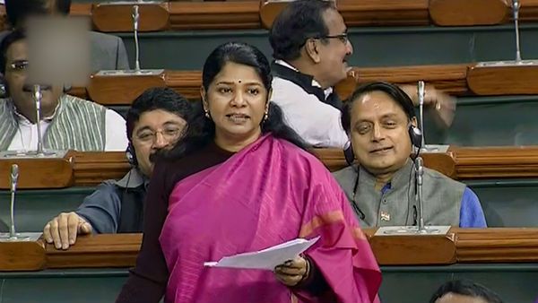 இந்திக்கு இணையாக 8-வது அட்டவணையில் உள்ள அனைத்து மொழிகளுக்கும் முக்கியத்துவம்- கனிமொழி நோட்டீஸ்