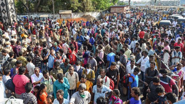 யாரும் பாடம் கற்றதாக தெரியவில்லை.. மாஸ்க்கும் இல்லை.. சமூக இடைவெளியும் இல்லை.. ஷாக் கோயம்பேடு!