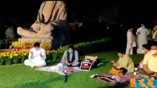 சஸ்பெண்ட் செய்யப்பட்ட 8 எம்பிக்கள் ராஜ்யசபா வளாகத்தை விட்டு வெளியேற மறுப்பு - நள்ளிரவிலும் தர்ணா