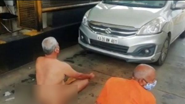 மடாதிபதிகளின் கார்களுக்கு சுங்க வரி வசூல் செய்யக் கூடாது.. நிர்வாணமான தர்ணா போராட்டத்தால் பரபரப்பு!