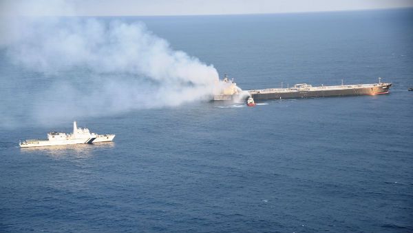 இலங்கை கடற்கரையில் தீப்பிடித்து எரியும் எண்ணெய் கப்பல்.. தீ கட்டுக்குள் உள்ளது.. இந்திய கடலோர படை