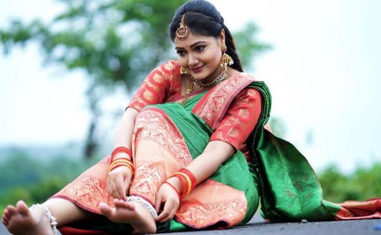 செம மழை.. நடு ரோட்டுல.. ஒத்தக் காலை தூக்கிட்டு.. பிரமிக்க வைத்த பிரியங்கா!