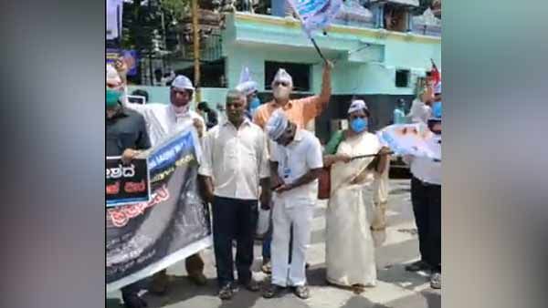கர்நாடகாவில் விவசாயிகள் ஆவேச போராட்டம்.. பெங்களூரிலும், நெடுஞ்சாலைகளிலும் போக்குவரத்து ஸ்தம்பிப்பு