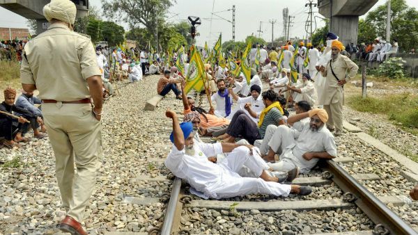 வேளாண் மசோதா...பஞ்சாபில் வெடித்தது விவசாயிகள் போராட்டம்... 3 நாட்களுக்கு சிறப்பு ரயில்கள் ரத்து!!