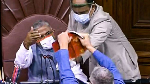 ராஜ்யசபாவில் அமளி- டெரிக் ஓ பிரெயன் உட்பட 8 எம்.பிக்கள் சஸ்பெண்ட்- சபையில் இருந்து வெளியேற்ற உத்தரவு