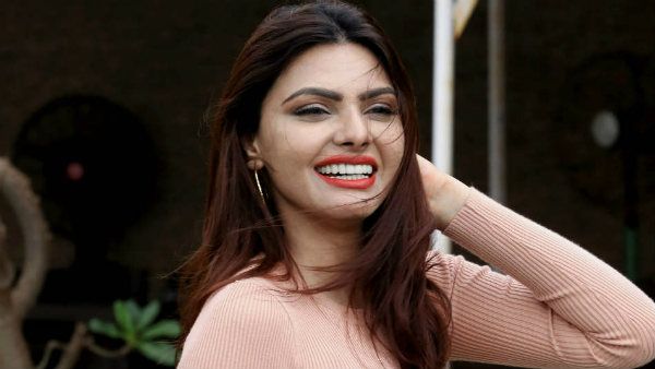 பெண்கள் டாய்லெட்டுக்குள்.. கிரிக்கெட் வீரர்களின் மனைவியர் செய்த 