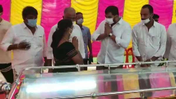 இளையநிலா எஸ்.பி.பி வாழ்க... நூற்றாண்டின் நாயகன் எஸ்பிபி ஐயா வாழ்க... ரசிகர்கள் முழக்கம்!!