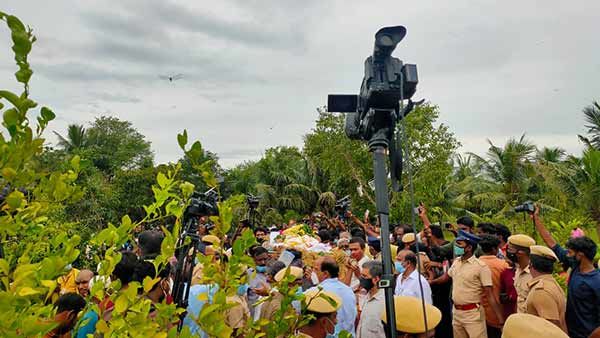 எஸ்பிபி இறுதிச் சடங்கில் செய்தியாளர் உள்பட 5 பேரின் செல்போன்கள் திருட்டு