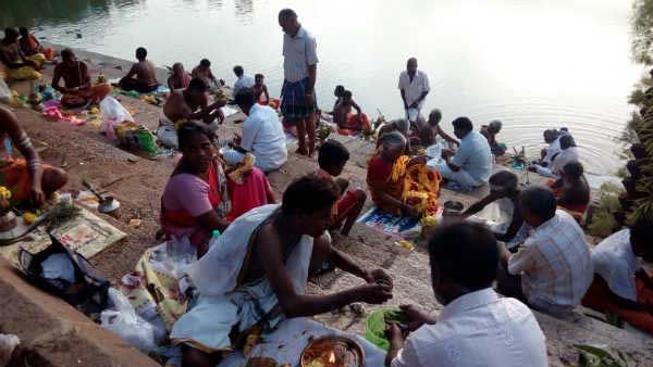 மகாளய அமாவாசை 2020: கொரோனா தடையை மீறி முன்னோர்களுக்கு திதி தர்ப்பணம் - கோவில்களில் வழிபாடு