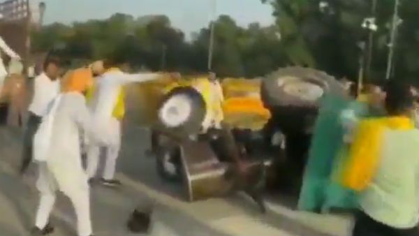 மத்திய அரசின் விவசாய சட்டத்துக்கு எதிர்ப்பு- டெல்லி இந்தியா கேட் அருகே டிராக்டரை எரித்து போராட்டம்!